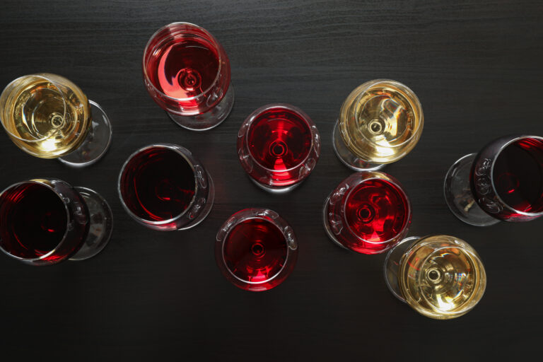 Verres avec différents vins blanc rosé et rouge. Vue de dessus