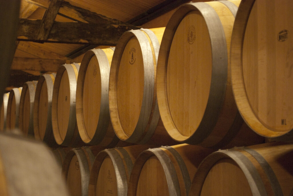 Barriques gerbées dans un chai à barriques