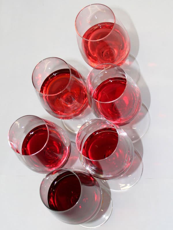 Verres de vin rosé avec différentes nuances de couleur intrants en œnologie