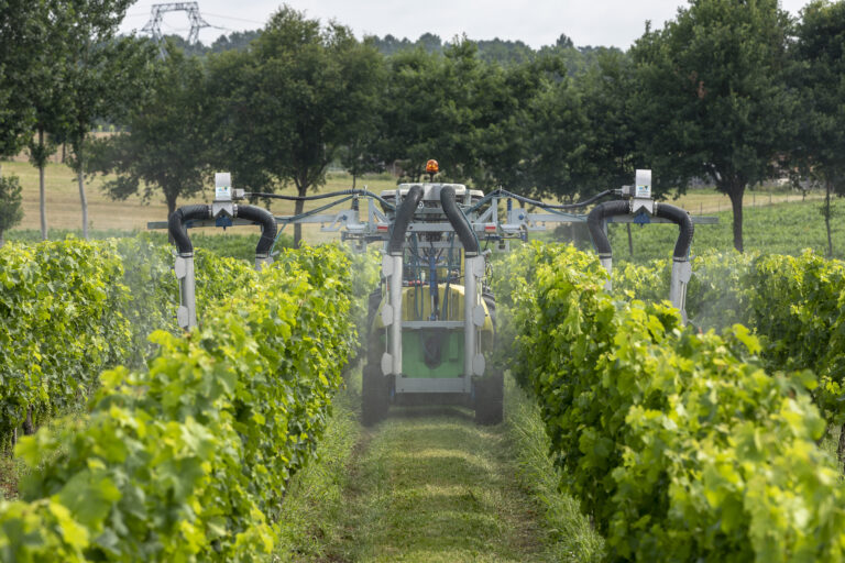 un pulvérisateur en action dans les vignes au cours d'une formation