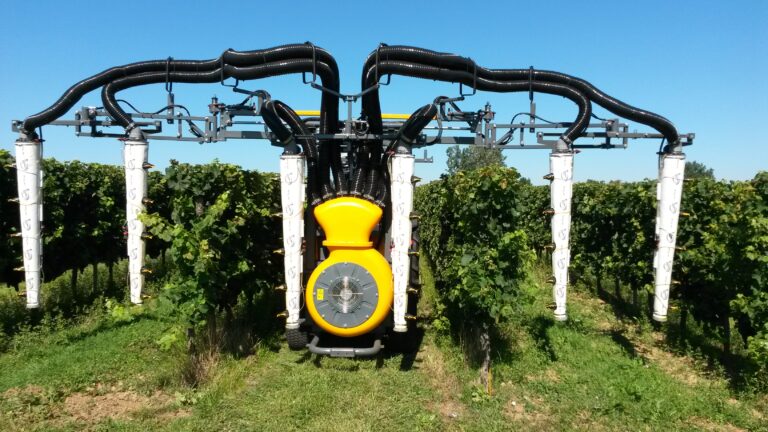 un pulvérisateur dans les vignes