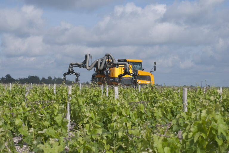 un pulvérisateur traitant la vigne