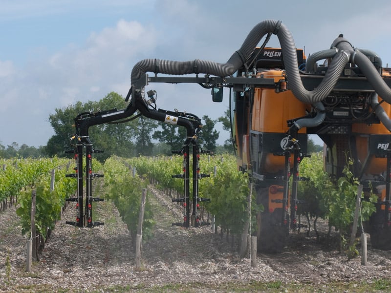 un pulvérisateur traitant la vigne
