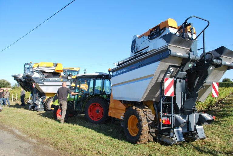 Tracteur enjambeur viticole devant un hangar conduite