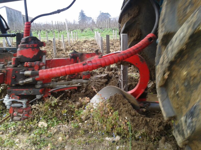 Outil de travail du sol en action dans la vigne