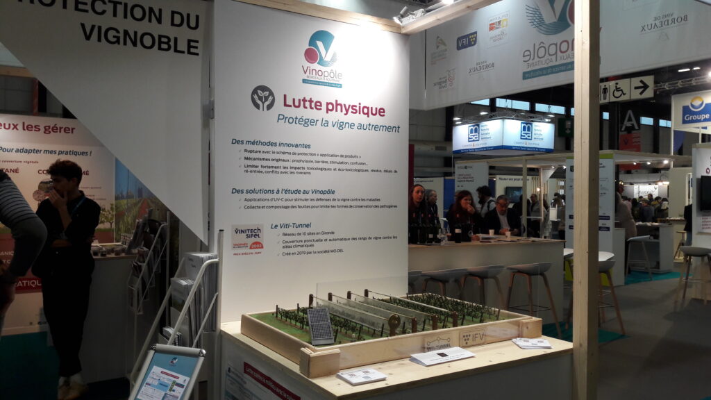 Présentation d'une maquette du dispositif Viti-tunnel sur le stand du Vinopôle à Vinitech