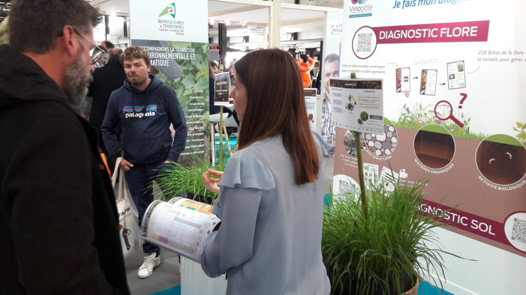 Animation autour de la gestion des sols au vignoble sur le stand du vinopôle à Vinutech 2022