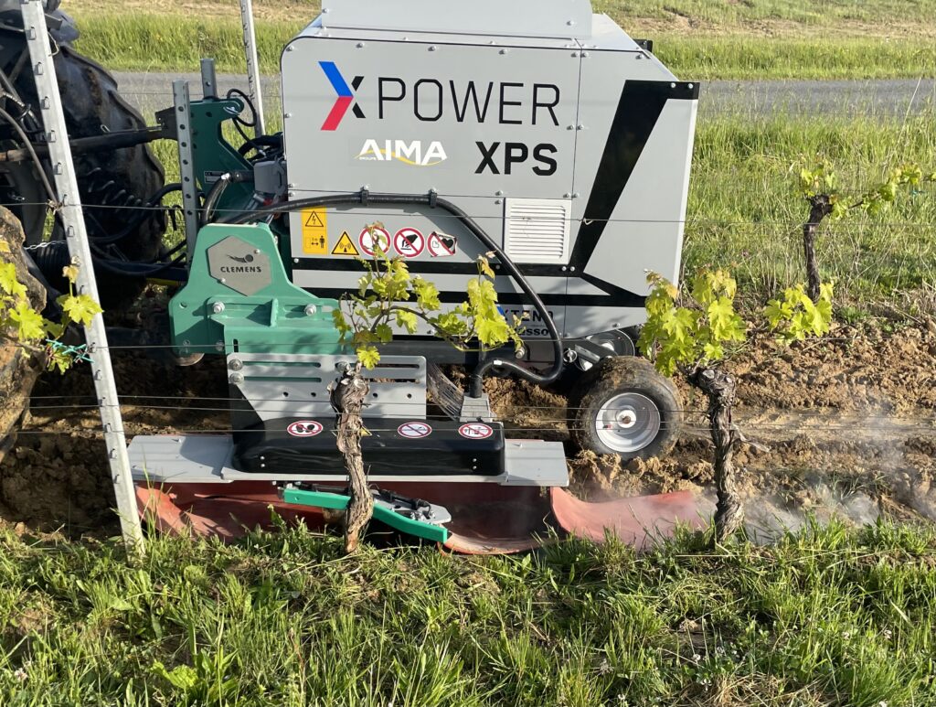 Machine de désherbage électrique en vigne Electroherb en fonctionnement