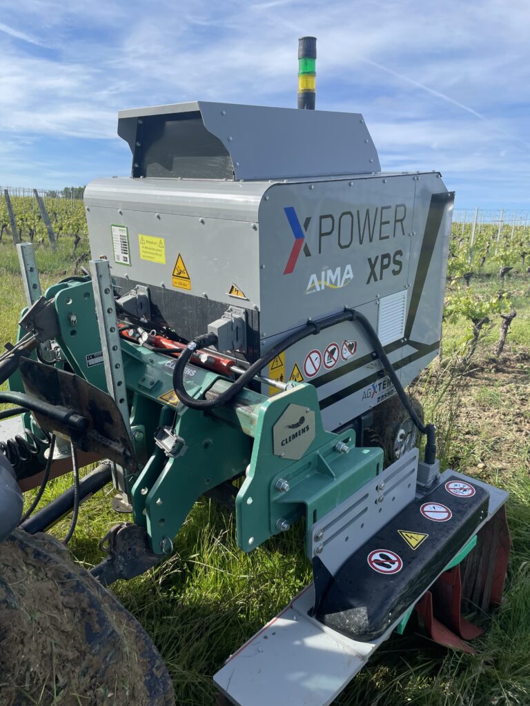 Machine de désherbage électrique en vigne Electroherb à l'arrêt