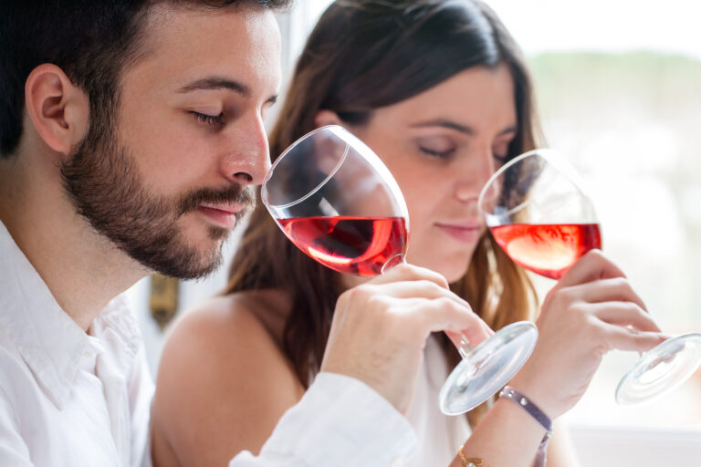 un homme et une femme en dégustation de vins