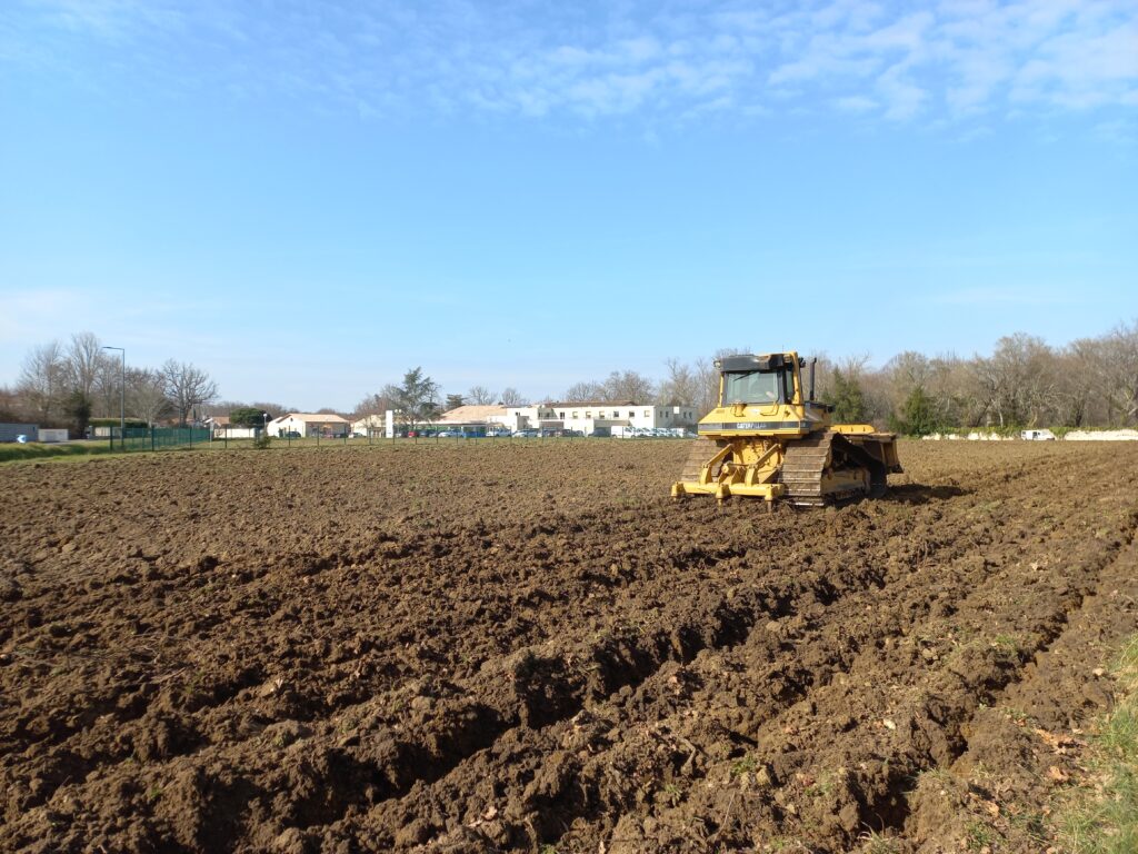 machine en train d'effectuer le sous-solage d'une parcelle de vigne