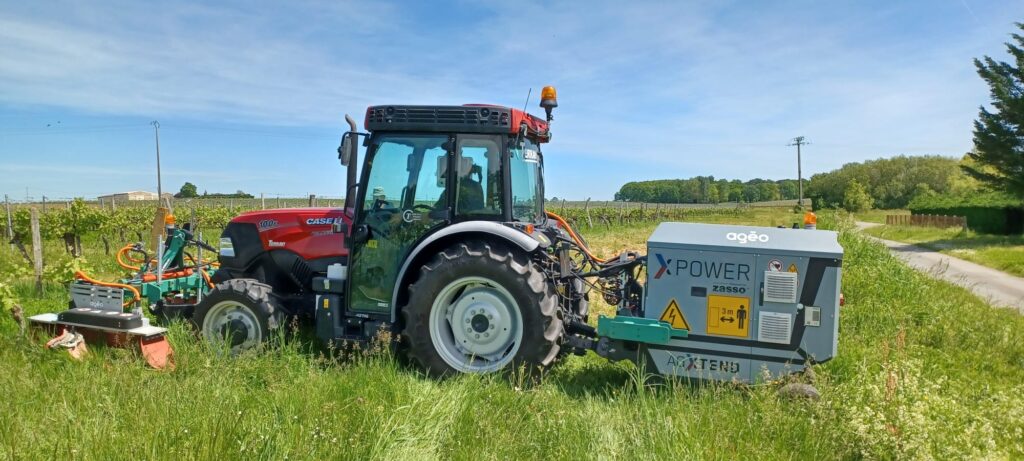 système de désherbage électrique en fonctionnement dans des rangs de vigne