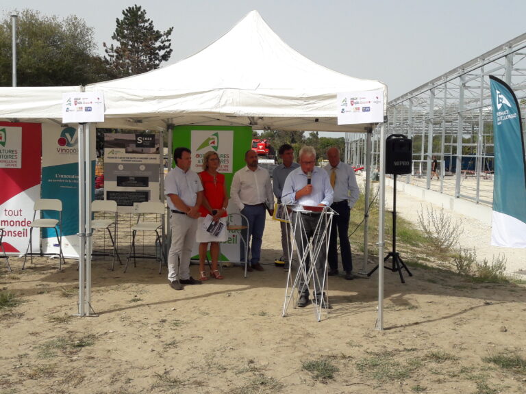 Jean-Louis Dubourg, Président de la Chambre d’Agriculture de la Gironde, Alain Rousset, Président de la Région Nouvelle-Aquitaine, David Amblevert, Président de la Fédération Française de la Pépinière Viticole, Bernard Farges, Président du CNIV, Françoise Bodin, Co-Président de la commission technique et développement durable du BNIC et Corinne Reulet, Directrice de l'AgroCampus Bordeaux-Gironde lors de la cérémonie de la première pierre de la serre insect proof de la chambre d'agriculture de la gironde